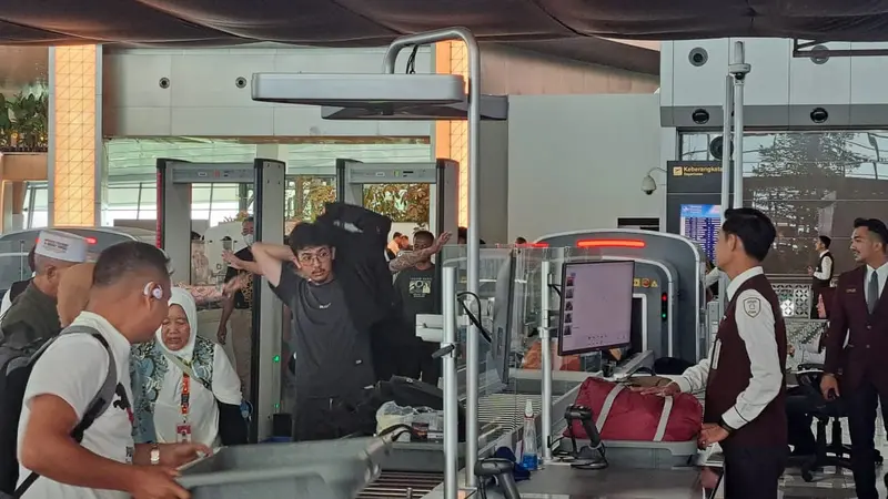 Pemeriksaan menggunakan mesin X-Ray saat di bandara