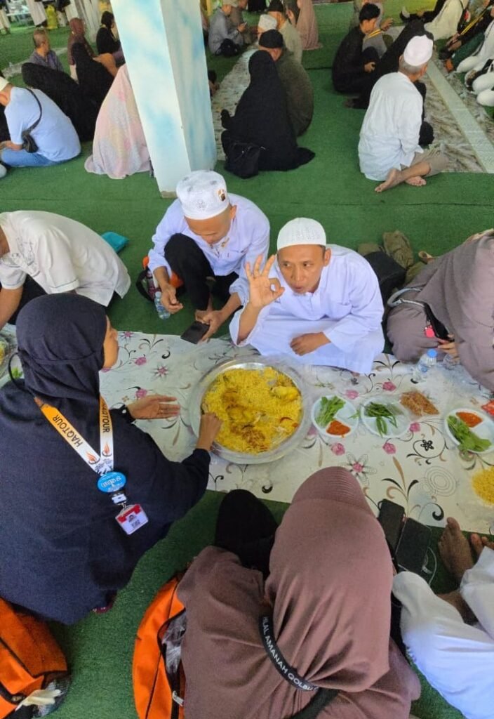 Jamaah sedang menikmati nasi mandhi bersama-sama