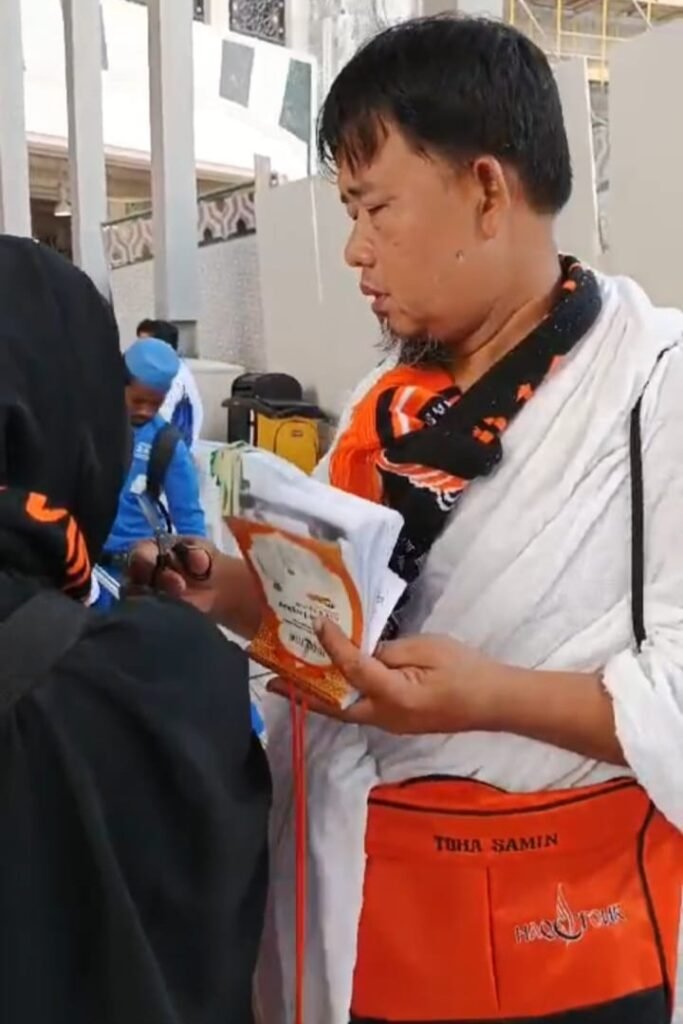 Jamaah sedang melaksanakan Tahallul