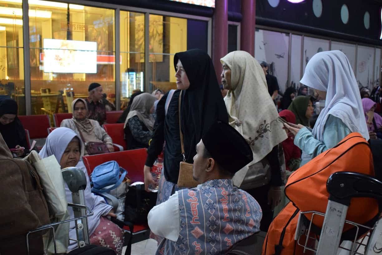 Jamaah menunggu di lobby 2F Terminal 2F